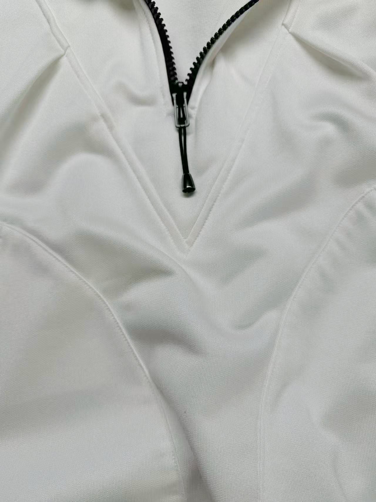Felpa con cappuccio in bianco perla